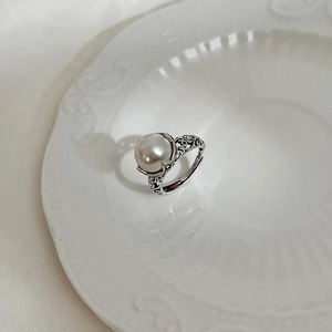 Vintage S925 Silberring mit hohl graviertem Design und einer großen weißen Perle