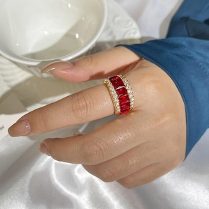 Bague luxueuse plaquée or avec cinq pierres rouges et cristaux blancs étincelants