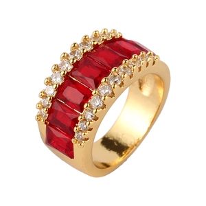 Bague en or luxueuse avec cinq pierres rouges rectangulaires et diamants sur l'anneau