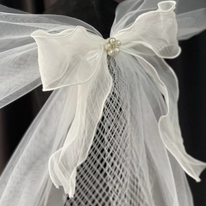 Elegante witte bruidssluier van tule met parelblumen en glinsterende glitterafwerking