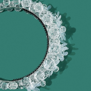 Cerchietto da sposa in stile coreano con fiori in acrilico e perline di cristallo scintillanti