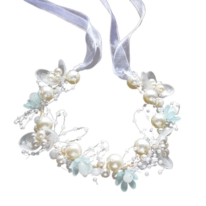 Serre-tête floral en perles et cristaux avec rubans blancs élégants pour un ajustement parfait