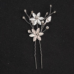 Épingle à cheveux en U argentée avec fleurs en métal, perles et strass brillants