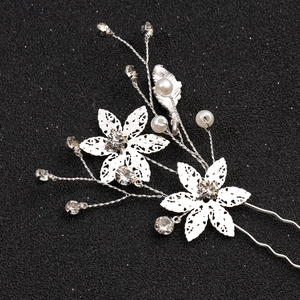 Épingle à cheveux fleurie en argent avec perles blanches et strass brillants sophistiqués