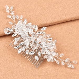 Peigne à cheveux de mariée argenté avec perles de cristal et branches sur tissu texturé
