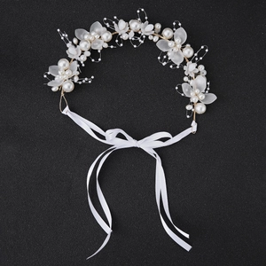 Serre-tête de mariée élégant avec perles artificielles et fil doré sur fond noir
