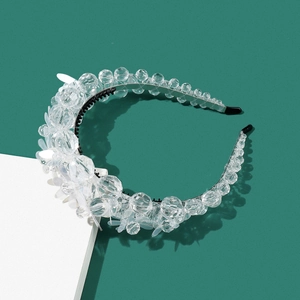 Elegante cerchietto da sposa con perline di cristallo e petali di fiori in acrilico