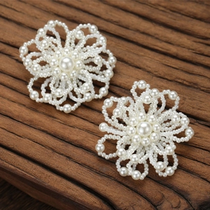 Élégantes boucles d'oreilles fleurs en perles faites main avec détails de perles fines
