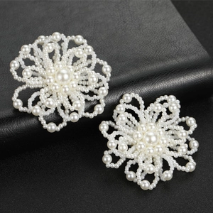 Boucles d'oreilles clips fleurs en perles blanches faites main au design élégant de pétales