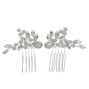 Détail de peignes à cheveux de mariée en argent avec cristaux blancs et strass floraux