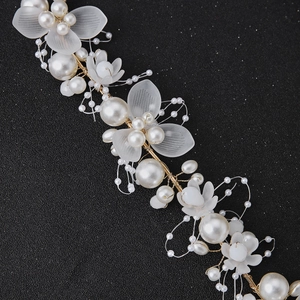 Macro de serre-tête de mariée avec pétales en résine et perles sur fil doré
