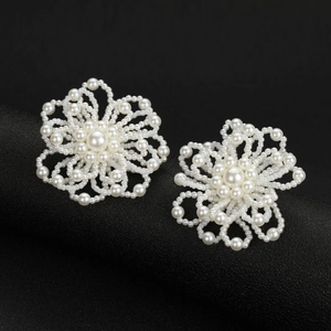 Clips d'Oreilles Fleurs en Künstliche Perles Faits à la Main pour Femmes Élégantes Boucles d'Oreilles à Clips Floral Blanc Bijoux Mariage