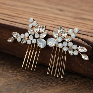 Détail de peignes à cheveux de mariée avec opales blanches et cristaux sur épingles dorées