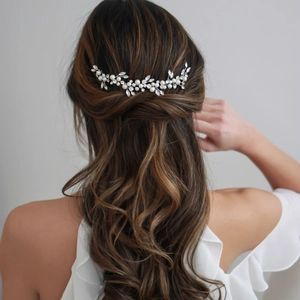 Détail d'une vigne de cheveux de mariée argentée avec cristaux marquise et perles sur cheveux
