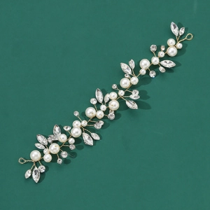 Détail de vigne de cheveux de mariée avec perles blanches et cristaux marquise dorés