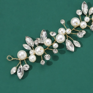 Détail du bandeau en fil dore fait main avec des perles blanches et des cristaux marquise