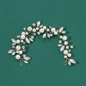 Détails de la parure de mariage avec perles et strass marquises sur fil doré
