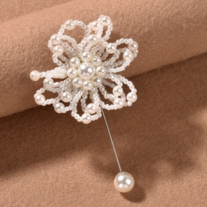 Elegante prendedor floral de perlas para bodas con alfiler largo plateado y diseño floral