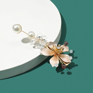 Barrette à cheveux fleurie en cristal avec perles et pétales dorés pour mariée élégante