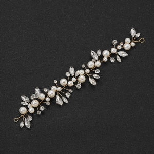 Vigne de cheveux de mariée dorée avec strass marquise et perles blanches sur fond noir