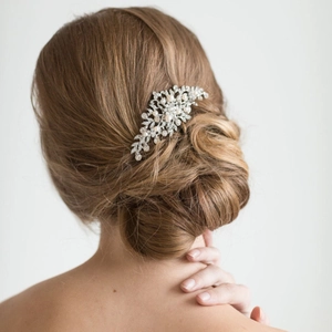 Elegante pettine per capelli da sposa con perle e strass su uno chignon basso