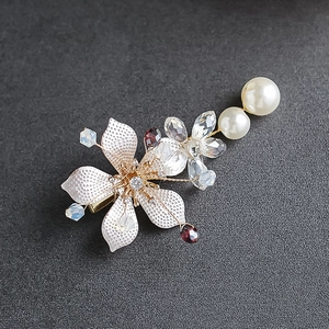 Pince à cheveux florale élégante avec cristaux et perles sur fond sombre