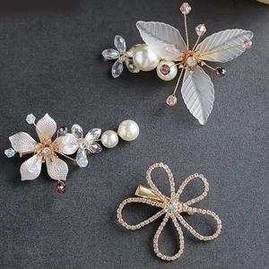 Barrettes à cheveux élégantes avec fleurs en cristal, perles et strass brillants