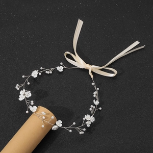 Serre-tête de mariée féerique avec perles blanches et fleurs sur vignes d'argent
