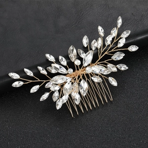 Dettaglio di pettine per capelli dorato fatto a mano con cristalli marquise e filo