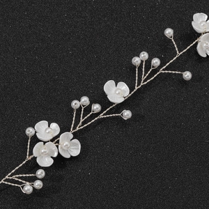 Vigne de cheveux de mariée avec fleurs blanches et perles pour coiffures de mariage chic
