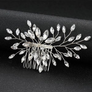 Dettaglio del pettine da sposa fatto a mano con rami in filo d'argento e strass scintillanti