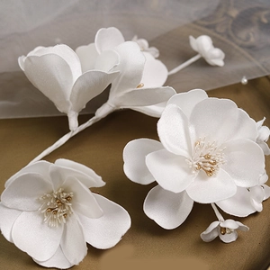Serre-tête de mariée élégant avec fleurs en tissu blanc et détails dorés