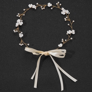 Serre-tête de mariée élégant avec fleurs en céramique blanches et perles sur fond noir
