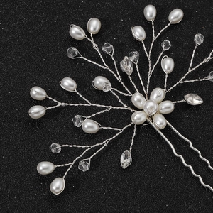 Épingle à cheveux de mariée avec perles et strass sur fond noir texturé élégant