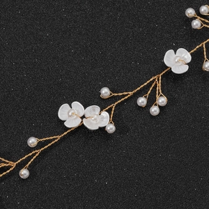 Vigne de cheveux de mariée avec fil doré, perles blanches et fleurs délicates en résine