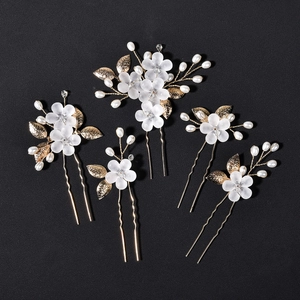 Set van 5 gouden bruidshaarspelden met witte matte bloemen, parels en kristalaccenten