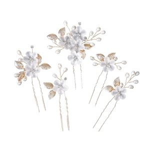 Detail van 5-delige U-vormige bruidshaarspelden met harsbloemen en parels