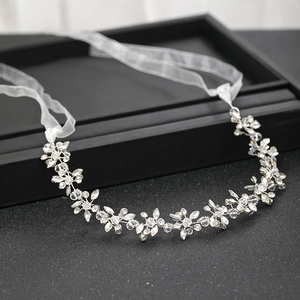 Bandeau de mariée étincelant avec fleurs en cristal et ruban en organza blanc élégant
