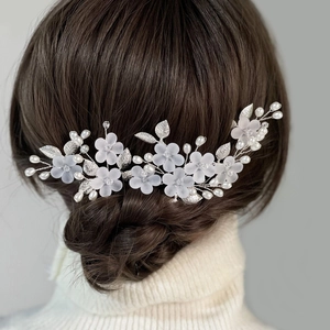Elegante bruidshaarspeldset met matte witte bloemen, zilveren bladeren en witte parels