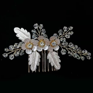 Elegante pettine per capelli da sposa con fiori rosa, cristalli e foglie d'argento su nero