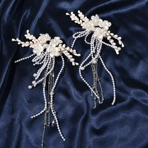 Barrettes de mariée exquises avec fleurs blanches et longs pompons de perles sur soie