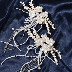 Barrettes de mariée élégantes avec perles, fleurs blanches et pompons argentés