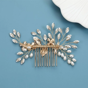 Peigne à cheveux de mariée avec perles et strass marquise sur une vigne dorée