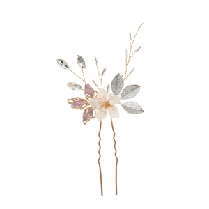 Épingle à cheveux de mariée avec fleur en résine et feuilles de cristal rose sur fond blanc
