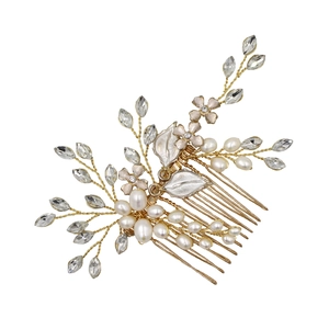Détail du peigne de mariée doré avec perles et strass en forme de marquise