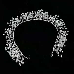 Serre-tête de mariée élégant orné de perles blanches et de fils d'argent tressés à la main