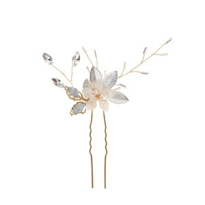 Détail d'épingle à cheveux mariée avec feuilles d'opale et strass sur pince dorée en U