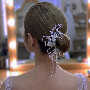 Barrette de mariée détaillée avec perles faites main et glands floraux pour mariages