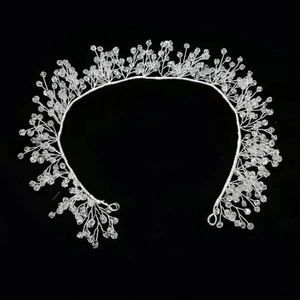 Serre-tête de mariée argenté avec perles et cristaux faits à la main sur fond sombre