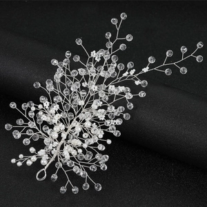 Vigne de cheveux de mariée élégante avec perles et cristaux faite main sur fil d'argent